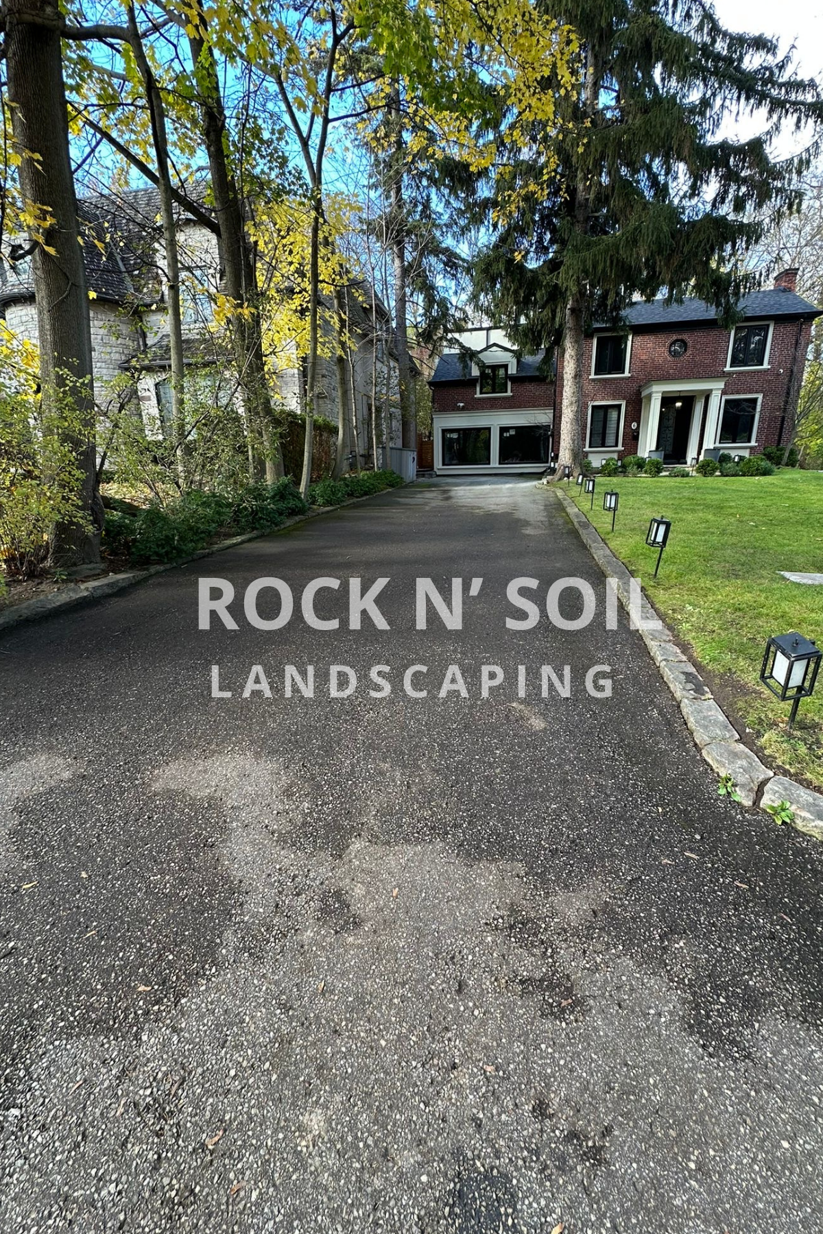 before and after photo of fall cleanup, the after photo shows how the leaves are gone and driveway looks tidy and clean