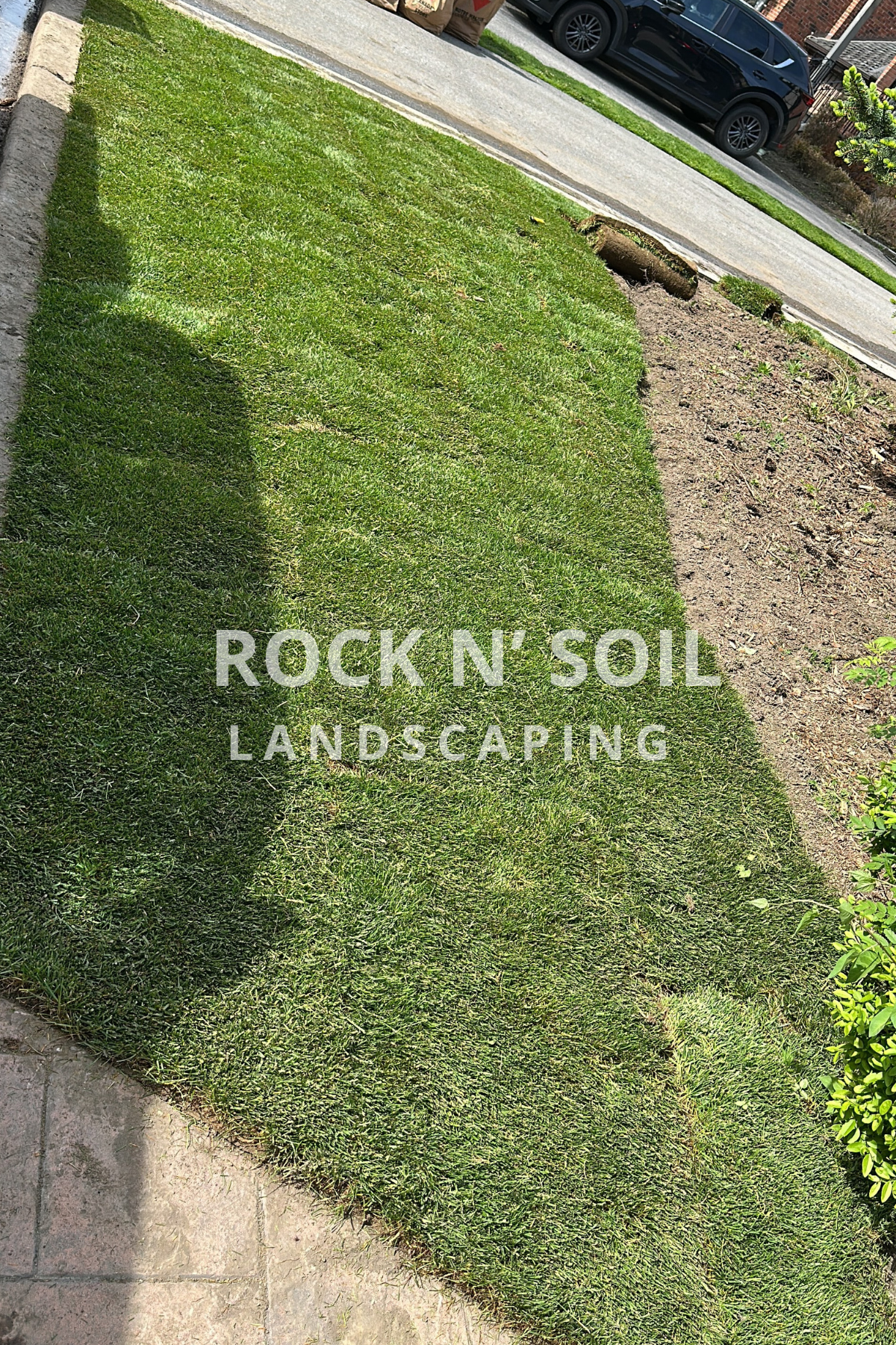 before and after photos, this is the after photo of a sod installation. This picture shows how the grass is full and fresh, with a great new front yard