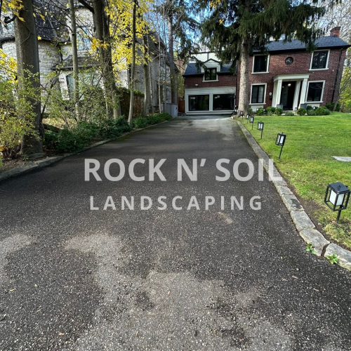 before and after photo of fall cleanup, the after photo shows how the leaves are gone and driveway looks tidy and clean